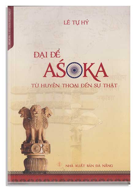 <h2><strong>Đại đế Asoka từ huyền thoại đến sự thật</strong></h2> Lê Tự Hỷ NXB Đà Nẳng - 396 trang Đại đế Asoka (hay còn gọi là Ashoka Đại đế, trị vì khoảng 268–232 TCN) là một trong những vị vua vĩ đại nhất trong lịch sử Ấn Độ cổ đại và thế giới. Ông thuộc triều đại Maurya, triều đại đã thống nhất gần như toàn bộ tiểu lục địa Ấn Độ lần đầu tiên. • Huyền thoại biến Asoka thành một "thánh vương" được cho là "quay đầu cải đạo": ông hối hận vì bạo lực và chuyển sang sùng kính Phật giáo để hoàn toàn từ bỏ bạo lực. Là một chính trị gia tài ba, có xu hướng khoan dung sau khi trải qua một biến cố lớn, và ông thực sự đã đóng vai trò then chốt trong việc truyền bá Phật giáo ra khắp Ấn Độ và cả nước ngoài, như Sri Lanka, Trung Á, và thậm chí cả Địa Trung Hải.. • Ông cũng được gán cho việc xây dựng hàng ngàn trụ đá Asoka và bảo tháp Phật giáo khắp nơi, khắc ghi những sắc lệnh đạo đức (Dhamma) bằng chữ Brahmi cổ. Các trụ đá Asoka thực sự tồn tại, một số còn giữ được tới ngày nay. Các sắc lệnh của ông khuyên răn về lòng từ bi, khoan dung giữa các tôn giáo và công lý cho tất cả thần dân. Dai de Asoka tu huyen thoai den su that Đại đế Asoka từ huyền thoại đến sự thật