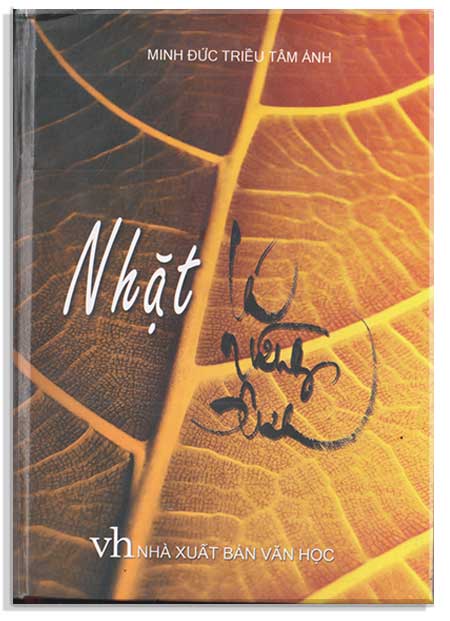 <h2><strong>Nhặt lá rừng xưa - Minh Đức Triều Tâm Ảnh</strong></h2> Pháp thoại, đối thoại, phê bình, tạp bút NXB Văn Học- Bìa cứng 533 trang Lời Thưa Thuở xưa, đức Phật với nắm lá trong tay, hỏi chư tỳ khưu rằng: “<em>So lá trong bàn tay của Như Lai, so với lá trong rừng, ở đâu nhiều hơn?</em>” Khi chư tỳ khưu đáp là trong rừng nhiều hơn, đức Phật bèn nói tiếp: “<em>Cũng vậy, những thấy biết của Như Lai nhiều như lá cây trong rừng, nhưng những điểu Như Lai đem ra giảng nói chỉ như nắm lá ít ỏi trong bàn tay này thôi.' Tại sao vậy? Vì những điều không cần thiết, những điều không đem đến cho chúng sanh thấy khổ và diệt khổ, không đem đến giải thoát tham ưu và phiền não ở đời, Như Lai không nói, Như Lai không thuyết</em>” Và với một số ít lá trong tay đức Phật giảng nói kia, sau gần 2600 năm, bây giờ tản mác khấp nơi, nhảy vào từ điển, tự điển, chú giải, phụ chú giải, thư viện kinh sách, giáo hệ, giáo tông, triết lý, triết học... khắp mọi châu lục, đã biến thành nhiều khu rừng xanh um ngữ nghĩa thật là quy mô và hoành tráng! Những khu rừng ấy, người ta muốn giáng cả những điều đức Phật im lặng; giảng cả những điều để chứng tỏ mình “cao sịẻu " hơn, “tư tưởng“ hơn, “triết học” hơn, “khoa học” hơn, "hiện đại" hơn đức Phật! Do vậy, người học-Phật ngày nay lầm lũi đi vào “những khu rừng hiện đại ”ấy, mong nhặt được chiếc lá “<em>chân diện mục</em>”cổ xưa rơi rớt lại thì xem như đáy biển mò kim! Tôi đặt tên cho tập sách này là <em>Nhặt lá Rừng xưa</em> trong tinh thần ấy, cũng tựa như đi tìm dấu chân trên cát. tượng mây giữa trời ”, có phải thế chăng?... Nhat la rung Nhặt lá rừng xưa