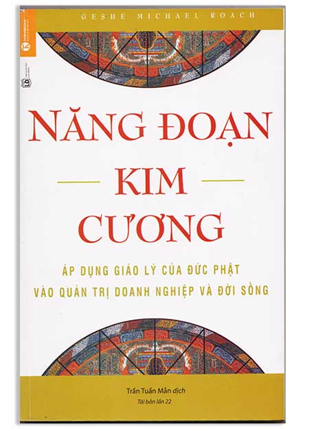 <h1><strong>Năng đoạn Kim cương</strong></h1> <h3>Áp dụng giáo lý của Đức Phật vào Quản trị Doanh nghiệp và Đời sống</h3> Geshe Micheal Roach Trần Tuấn Mẫn dịch NXB Lao Động - 375 trang Tái bản lần thứ 22 Trích Lời nói đầu ... Mục đích tối hậu của mọi sự kinh doanh, theo trí tuệ cổ của Tây Tạng hay thực ra là mọi nổ lực của con người chính là làm cho chính chúng ta được phong phú và đạt sự thịnh vượng cả bên ngoài lẫn bên trong. Chúng ta chỉ có thể hưởng thụ sự thịnh vượng này nếu chúng ta giữ được sức khỏe về thể chất và tinh thần và làm cho sự thịnh vượng có ý nghĩa . Đây là bài học mà chúng tôi đã thực hiện nơi Đơn vị Kim Cương của Tập Đoàn Admin International, và đây là bài học mà bất cứ ai thuộc bất cứ tầng lớp hay tín ngưởng nào cũng có thể học và áp dụng được... “Cuốn sách này là câu chuyện về việc tôi đã xây dựng Đơn vị Kim cương tại Andin International như thế nào khi sử dụng những nguyên tắc được thu thập từ trí tuệ cổ xưa của Phật giáo, từ cái không có gì thành một tập đoàn hoạt động khắp thể giới và sinh ra nhiều triệu đôla mỗi năm. Tôi không làm như thế một mình, cũng không phài các quan điểm cùa tôi là những quan điểm độc nhất mà chúng tôi theo, nhưng tôi có thể nói rằng phần lớn những quyết định và chính sách ở đơn vị của chúng tôi trong suốt thời gian tôi giữ chức Phó Chủ tịch đều chịu tác động bởi những nguyên tắc mà bạn sẽ tìm thấy trong cuốn sách này.” Geshe Michael Roach Nang doan kim cuong Năng đoạn Kim cương