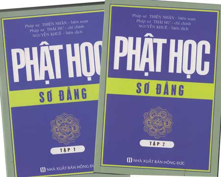 <h2><strong>Phật Học Sơ Đẳng (Trọn bộ 2 tập)</strong></h2> THIỆN NHƠN Biên soạn Thái Hư Đại Sư Giám định NGUYỄN KHUÊ dịch NXB Hồng Đức Xuất bản T10 /2026 - Bộ 2 tập trong Hộp <strong>Phật Học Sơ Đẳng</strong> là giáo khoa thư nhập môn dành cho người mới học Phật, do Nguyễn Khuê dịch. Sách trình bày ngắn gọn, dễ hiểu, giúp người đọc nắm vững nền tảng giáo lý căn bản: khái niệm về Phật, Tam bảo, Tứ diệu đế, Ngũ thừa, Ngũ giới, Thập thiện, nhân quả – nghiệp báo, luân hồi sáu nẻo. Ngoài ra, sách còn giới thiệu các pháp môn tu tập như thiền định, niệm Phật, tu Tịnh độ, đồng thời nhấn mạnh vai trò của giới luật và ứng dụng Phật pháp trong đời sống. Trích Lời nói đầu ...Trước đày nhiều năm chúng tôi (Nguyễn Khuê) đã dùng sách Sơ đẳng Phật học giáo khoa thư này để dạy Hán văn tại trường Trung cấp Phật học và lớp Cao đẳng Phật học TP. HCM. Trường Cao cấp Phật học, sau đổi thành Học viện Phật giáo Việt Nam tại TP. HCM. Trong khoảng thời gian gần hai mươi năm. Sơ đẳng Phật học giáo khoa thư chia làm hai tập: Tập I có 80 bài khoá, giảng giải ngắn gọn mà đầy đủ về Phật, Pháp, Tăng, La-hán, Bồ-tát, Sa di, Tỳ kheo, Sa-môn, Bát chính đạo, Tứ đế, Thập nhị nhân duyên, v.v... là những kiến thức cơ bản về Phật giáo mà người học Phật bước đầu cần phải biết. Tập II có 42 bài khoá, nói về đức Phật Thích-ca Mâu-ni từ Đản sinh đến lúc nhập diệt. Đây là những điều về cuộc đời tu hành và hoằng pháp của đức Thế Tôn mà người đệ tử của Phật không thể không biết. ...Trong bản biên dịch của chúng tôi, mỗi bài gồm có Bài khoá,Hán văn, phiên ăm, dịch nghĩa và biên soạn nghĩa từ, ngữ pháp, về dịch nghĩa: Dịch sát nguyên tác đề người học tiện đối chiếu câu văn tiếng Việt với câu văn chữ Hán... Phat hoc So dang 2 tap Phật Học Sơ Đẳng (Trọn bộ 2 tập) - Ảnh 3