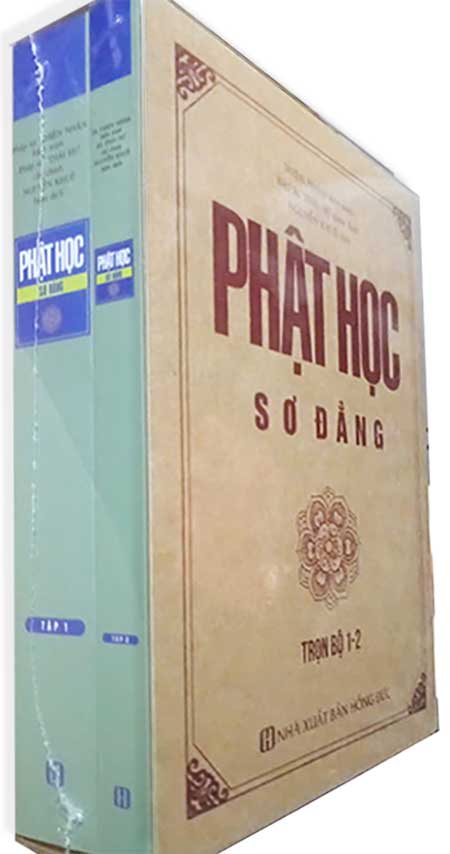 <h2><strong>Phật Học Sơ Đẳng (Trọn bộ 2 tập)</strong></h2> THIỆN NHƠN Biên soạn Thái Hư Đại Sư Giám định NGUYỄN KHUÊ dịch NXB Hồng Đức Xuất bản T10 /2026 - Bộ 2 tập trong Hộp <strong>Phật Học Sơ Đẳng</strong> là giáo khoa thư nhập môn dành cho người mới học Phật, do Nguyễn Khuê dịch. Sách trình bày ngắn gọn, dễ hiểu, giúp người đọc nắm vững nền tảng giáo lý căn bản: khái niệm về Phật, Tam bảo, Tứ diệu đế, Ngũ thừa, Ngũ giới, Thập thiện, nhân quả – nghiệp báo, luân hồi sáu nẻo. Ngoài ra, sách còn giới thiệu các pháp môn tu tập như thiền định, niệm Phật, tu Tịnh độ, đồng thời nhấn mạnh vai trò của giới luật và ứng dụng Phật pháp trong đời sống. Trích Lời nói đầu ...Trước đày nhiều năm chúng tôi (Nguyễn Khuê) đã dùng sách Sơ đẳng Phật học giáo khoa thư này để dạy Hán văn tại trường Trung cấp Phật học và lớp Cao đẳng Phật học TP. HCM. Trường Cao cấp Phật học, sau đổi thành Học viện Phật giáo Việt Nam tại TP. HCM. Trong khoảng thời gian gần hai mươi năm. Sơ đẳng Phật học giáo khoa thư chia làm hai tập: Tập I có 80 bài khoá, giảng giải ngắn gọn mà đầy đủ về Phật, Pháp, Tăng, La-hán, Bồ-tát, Sa di, Tỳ kheo, Sa-môn, Bát chính đạo, Tứ đế, Thập nhị nhân duyên, v.v... là những kiến thức cơ bản về Phật giáo mà người học Phật bước đầu cần phải biết. Tập II có 42 bài khoá, nói về đức Phật Thích-ca Mâu-ni từ Đản sinh đến lúc nhập diệt. Đây là những điều về cuộc đời tu hành và hoằng pháp của đức Thế Tôn mà người đệ tử của Phật không thể không biết. ...Trong bản biên dịch của chúng tôi, mỗi bài gồm có Bài khoá,Hán văn, phiên ăm, dịch nghĩa và biên soạn nghĩa từ, ngữ pháp, về dịch nghĩa: Dịch sát nguyên tác đề người học tiện đối chiếu câu văn tiếng Việt với câu văn chữ Hán... Phat hoc So dang bo 2 tap Phật Học Sơ Đẳng