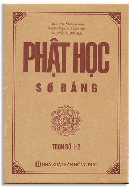 <h2><strong>Phật Học Sơ Đẳng (Trọn bộ 2 tập)</strong></h2> THIỆN NHƠN Biên soạn Thái Hư Đại Sư Giám định NGUYỄN KHUÊ dịch NXB Hồng Đức Xuất bản T10 /2026 - Bộ 2 tập trong Hộp <strong>Phật Học Sơ Đẳng</strong> là giáo khoa thư nhập môn dành cho người mới học Phật, do Nguyễn Khuê dịch. Sách trình bày ngắn gọn, dễ hiểu, giúp người đọc nắm vững nền tảng giáo lý căn bản: khái niệm về Phật, Tam bảo, Tứ diệu đế, Ngũ thừa, Ngũ giới, Thập thiện, nhân quả – nghiệp báo, luân hồi sáu nẻo. Ngoài ra, sách còn giới thiệu các pháp môn tu tập như thiền định, niệm Phật, tu Tịnh độ, đồng thời nhấn mạnh vai trò của giới luật và ứng dụng Phật pháp trong đời sống. Trích Lời nói đầu ...Trước đày nhiều năm chúng tôi (Nguyễn Khuê) đã dùng sách Sơ đẳng Phật học giáo khoa thư này để dạy Hán văn tại trường Trung cấp Phật học và lớp Cao đẳng Phật học TP. HCM. Trường Cao cấp Phật học, sau đổi thành Học viện Phật giáo Việt Nam tại TP. HCM. Trong khoảng thời gian gần hai mươi năm. Sơ đẳng Phật học giáo khoa thư chia làm hai tập: Tập I có 80 bài khoá, giảng giải ngắn gọn mà đầy đủ về Phật, Pháp, Tăng, La-hán, Bồ-tát, Sa di, Tỳ kheo, Sa-môn, Bát chính đạo, Tứ đế, Thập nhị nhân duyên, v.v... là những kiến thức cơ bản về Phật giáo mà người học Phật bước đầu cần phải biết. Tập II có 42 bài khoá, nói về đức Phật Thích-ca Mâu-ni từ Đản sinh đến lúc nhập diệt. Đây là những điều về cuộc đời tu hành và hoằng pháp của đức Thế Tôn mà người đệ tử của Phật không thể không biết. ...Trong bản biên dịch của chúng tôi, mỗi bài gồm có Bài khoá,Hán văn, phiên ăm, dịch nghĩa và biên soạn nghĩa từ, ngữ pháp, về dịch nghĩa: Dịch sát nguyên tác đề người học tiện đối chiếu câu văn tiếng Việt với câu văn chữ Hán... Phat hoc so dang Phật Học Sơ Đẳng (Tron bộ 2 tập)